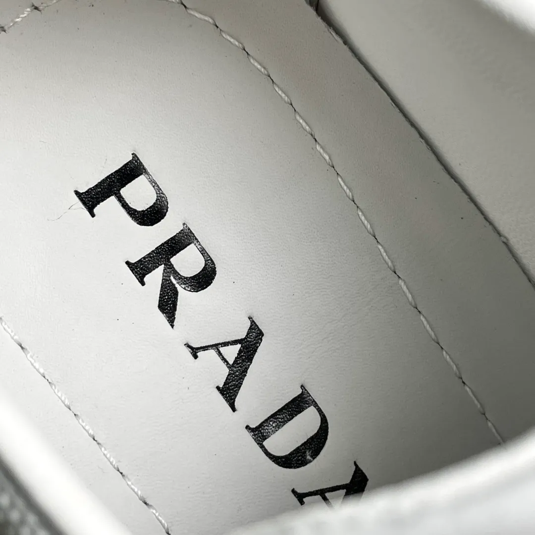 💰720 Code: YS003342 Prada/Prada men's new mesh stitching sneakers. This sneaker presents a modern version, reinterpreting the brand's archive style with clean lines and smooth details. The shoes are made of calf leather and technical fabric, with a triangular metal logo on the outside, bright TPU decoration on the heel, and a longer and padded inner heel design for a more comfortable fit. The tongue is decorated with a silk-screen logo, and is paired with a hollow rubber sole on the heel. The full cowhide lining comes standard with logo cowhide foot pads, making the upper foot taller, more comfortable, and versatile! Comes with full original packaging! Code number: 39-40-41-42-43-44 Standard leather shoe size (45 can be customized and returns are not supported) Item number: 2EE918 mesh white